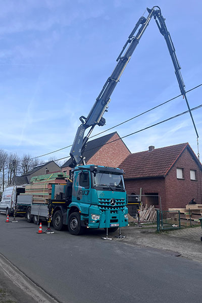 Zware hijswerken met Mercedes autolaadkraan