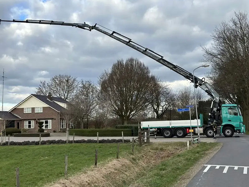 Mercedes Vrachtwagen met autolaadkraan met bereik tot 33 meter.